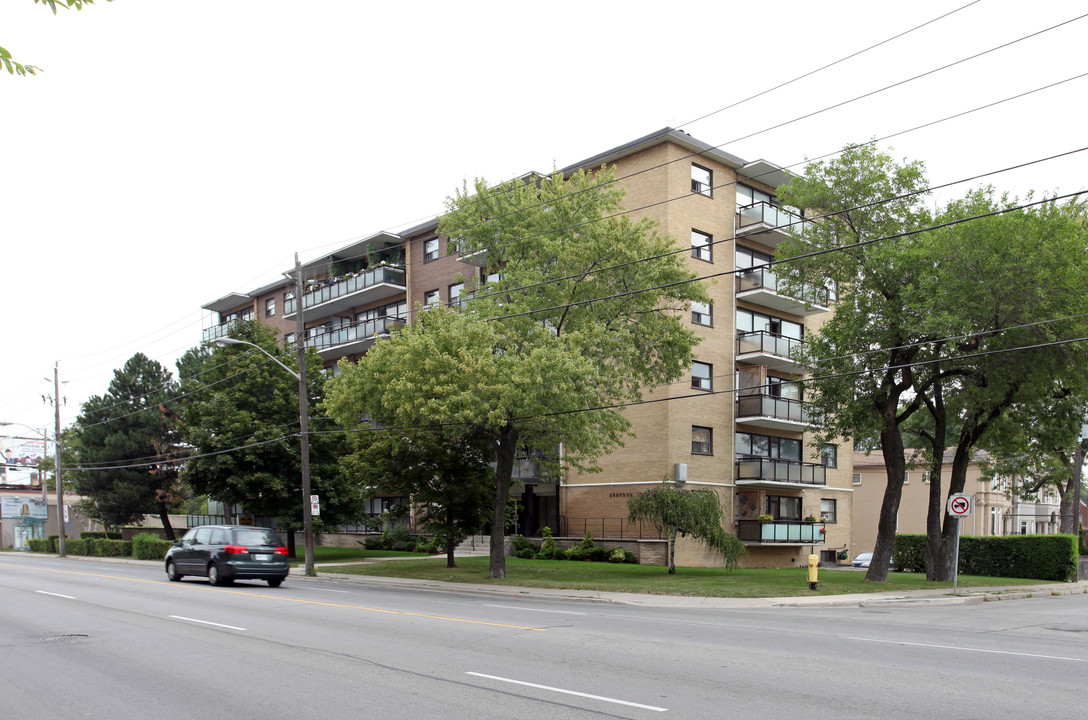 Bedford Towers in Toronto, ON - Building Photo