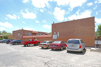 Zodiac Apartments in Albuquerque, NM - Foto de edificio - Building Photo