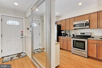 8492 Laurel Oak Dr in Springfield, VA - Building Photo - Building Photo
