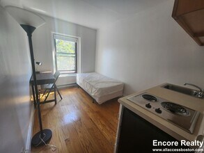 1061 Beacon St, Unit 15 in Brookline, MA - Building Photo - Building Photo