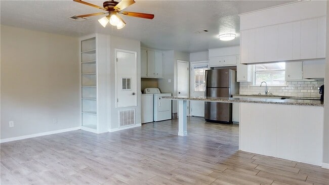 3923 Olive St, Unit B in Bryan, TX - Building Photo - Building Photo