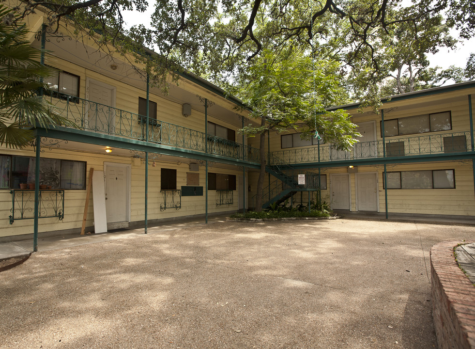 San Pedro Oaks in Austin, TX - Building Photo