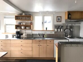 2215 Dahl Ln in Anchorage, AK - Foto de edificio - Building Photo