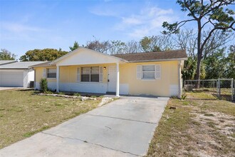 11902 Oceanside Dr in Port Richey, FL - Building Photo - Building Photo