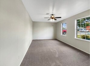 908 Loggins Dr in West Columbia, TX - Building Photo - Building Photo