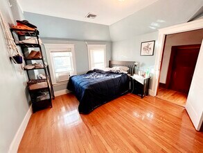 235 Commonwealth Ave in Chestnut Hill, MA - Foto de edificio - Building Photo