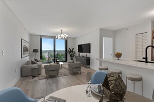 651 Okeechobee Blvd, Unit 609 in West Palm Beach, FL - Building Photo