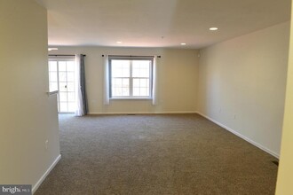 166 Hampshire Dr in Sellersville, PA - Building Photo - Building Photo