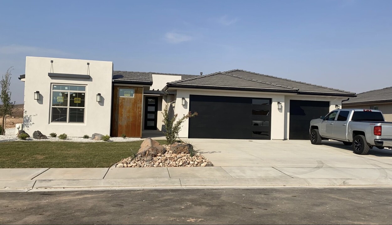 6049 S Hydrangea Way in Saint George, UT - Foto de edificio