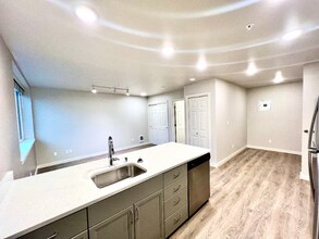 2330 Yakima Ct, Unit D101 in Tacoma, WA - Foto de edificio - Building Photo