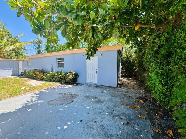 1060 NW 116th St in Miami, FL - Building Photo - Building Photo