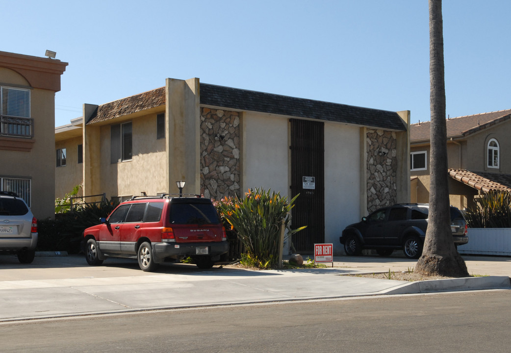 4945 Del Monte Ave in San Diego, CA - Foto de edificio