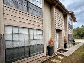 10567 Starcrest Dr in San Antonio, TX - Building Photo - Building Photo
