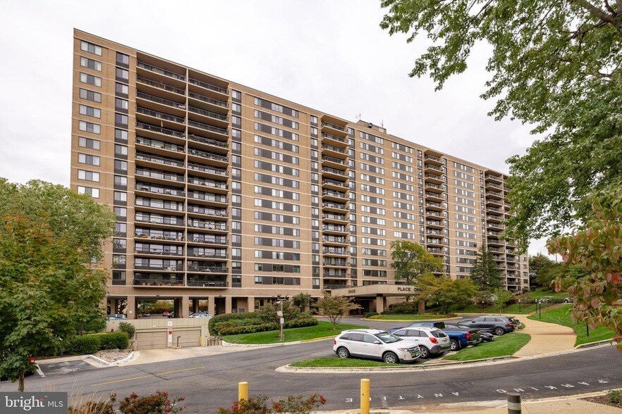 5500 Holmes Run Pkwy, Unit 1005 in Alexandria, VA - Foto de edificio