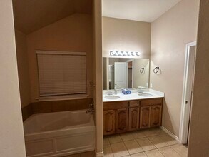 2400 Rookhaven Ln in Yukon, OK - Building Photo - Building Photo