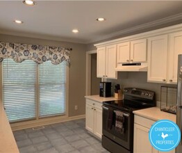 64 Oakwood Dr in Chapel Hill, NC - Building Photo - Building Photo