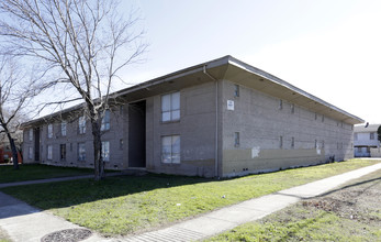 Capri Villa Apartments in Dallas, TX - Building Photo - Primary Photo