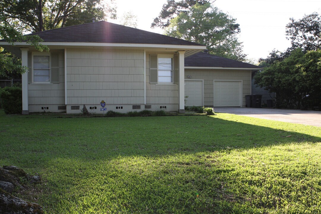 1074 Country Club Drive in Baton Rouge, LA - Foto de edificio