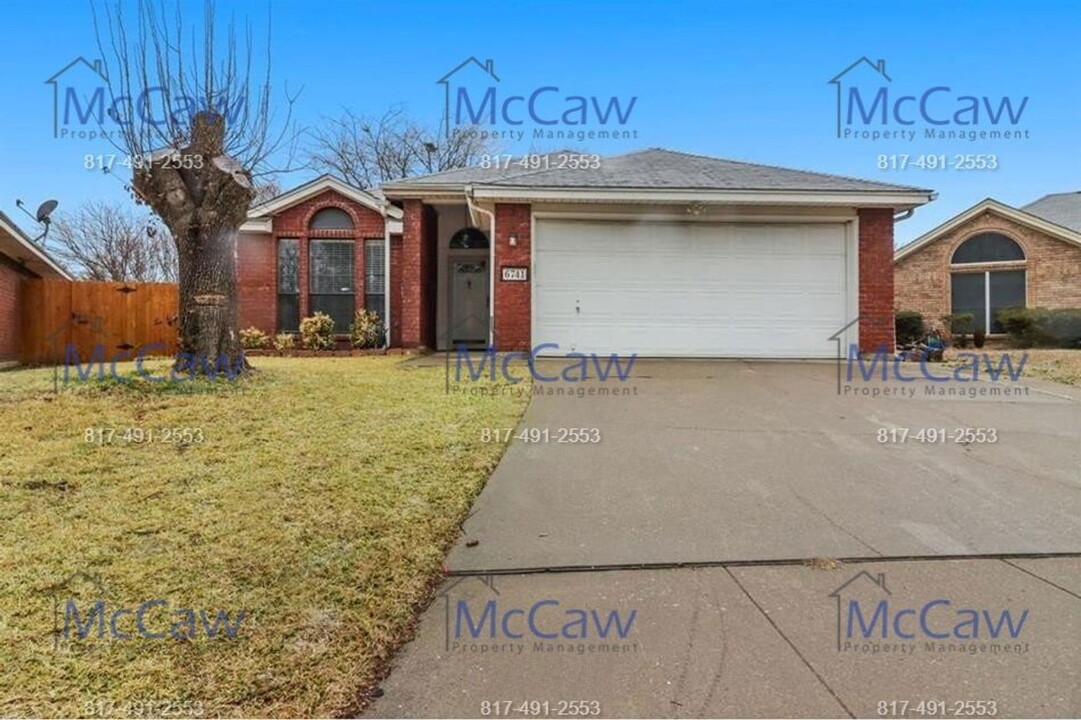 6741 Haltom Rd in Fort Worth, TX - Foto de edificio