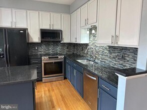 11736 Batley Pl in Lake Ridge, VA - Building Photo - Building Photo