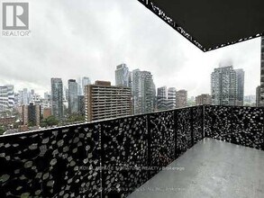 55 Charles St E in Toronto, ON - Building Photo - Building Photo