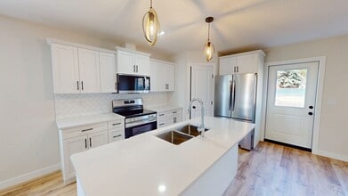 9528-9598 98 Ave in Grande Prairie, AB - Building Photo - Building Photo