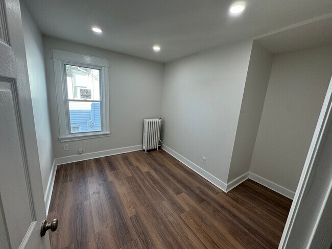2054 E 14th St, Unit Fl 2 in Brooklyn, NY - Building Photo - Building Photo