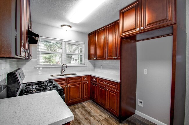 207 Del Monte Ln in Highlands, TX - Building Photo - Building Photo