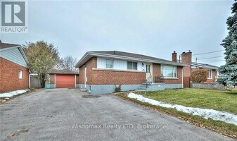 4607 Dorchester Rd in Niagara Falls, ON - Building Photo