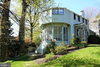 215 Crestmoor Cir in Silver Spring, MD - Building Photo - Building Photo