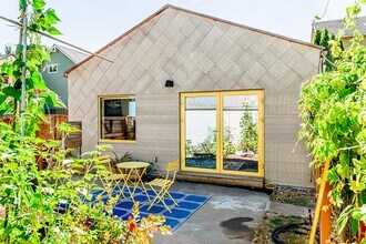 8020 N Hurst Ave, Unit B in Portland, OR - Building Photo - Building Photo