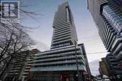 161 Roehampton Ave in Toronto, ON - Building Photo