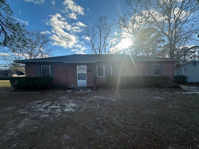 property at 905 E 5th St