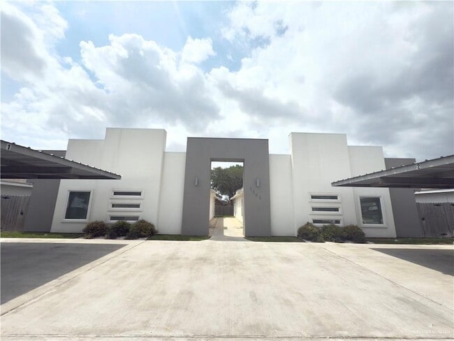 1303 W Heritage Dr, Unit 2 in Pharr, TX - Foto de edificio - Building Photo