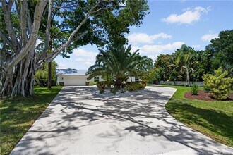 1119 NW Fork Rd in Stuart, FL - Building Photo - Building Photo
