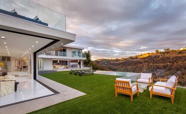 2110 Hercules Dr in Los Angeles, CA - Building Photo - Building Photo