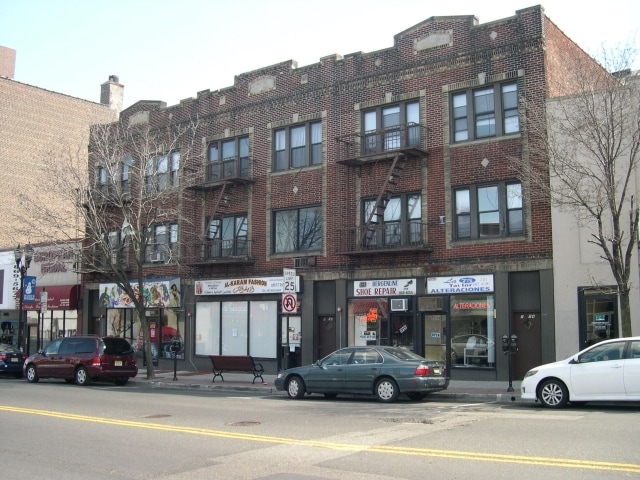 7504 Bergenline Ave in North Bergen, NJ - Foto de edificio