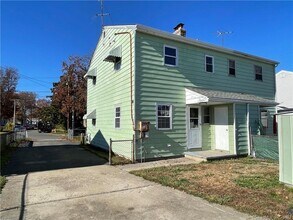 213 Larkin Ct in Stratford, CT - Building Photo - Building Photo