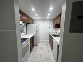 14311 N Kendall Dr in Miami, FL - Building Photo