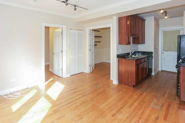 628 W Roscoe St, Unit 1N in Chicago, IL - Foto de edificio - Building Photo