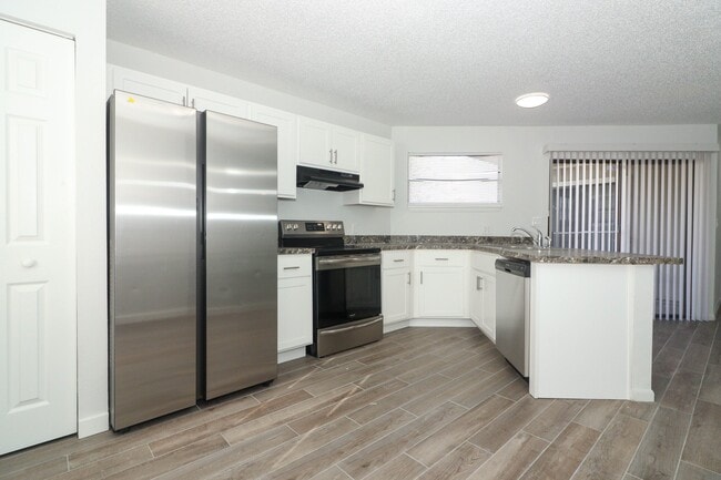 Villas At Pine Hills in Orlando, FL - Building Photo - Building Photo