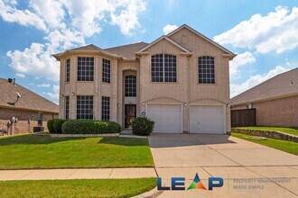 2216 Oak Park Dr in Bedford, TX - Foto de edificio - Building Photo
