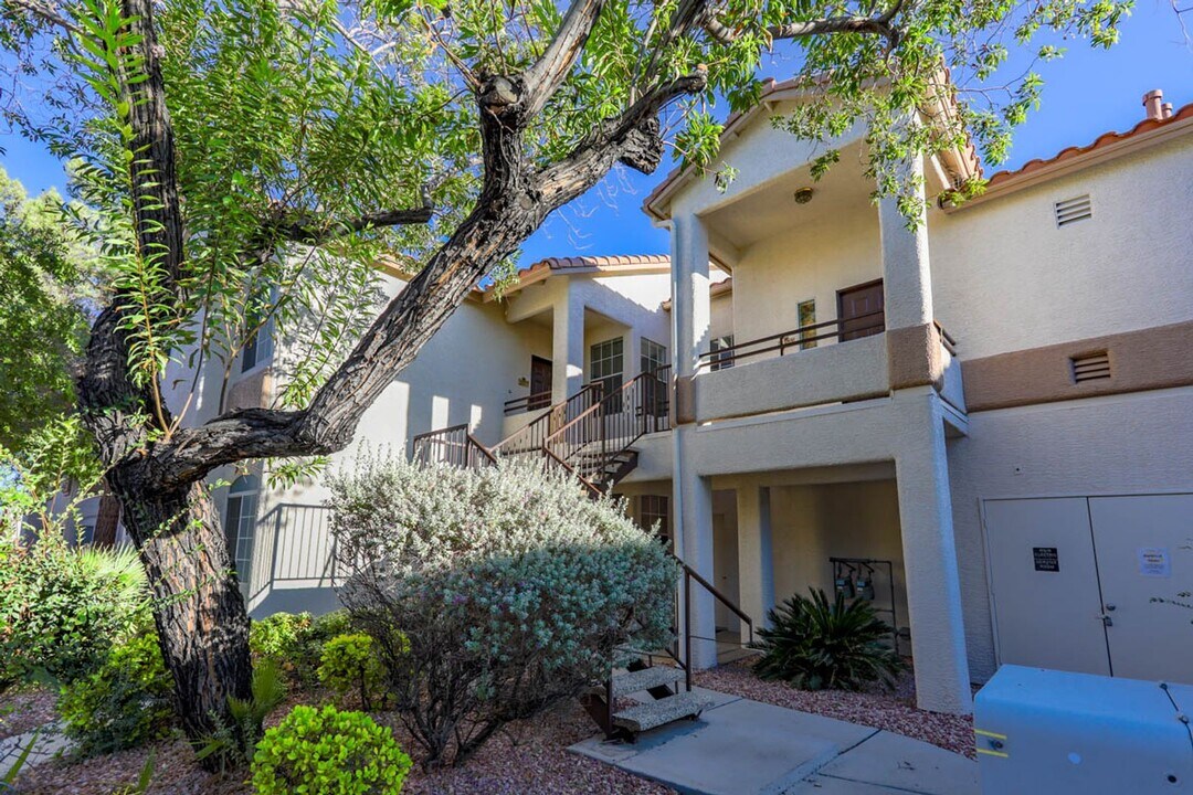 1830 N Buffalo Dr in Las Vegas, NV - Building Photo