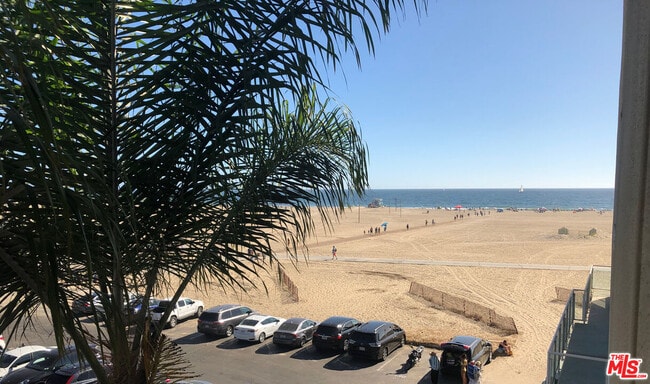 723 Palisades Beach Rd-Unit -211 in Santa Monica, CA - Building Photo - Building Photo