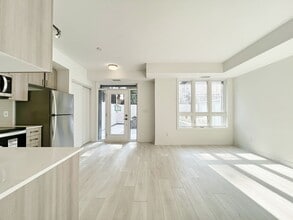 4045-4045 Hickory Dr in Mississauga, ON - Building Photo - Building Photo