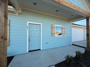 207 Railroad Ave in Sanger, TX - Foto de edificio - Building Photo