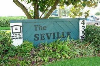 Seville 62+ Apartments in Beaumont, TX - Foto de edificio - Building Photo