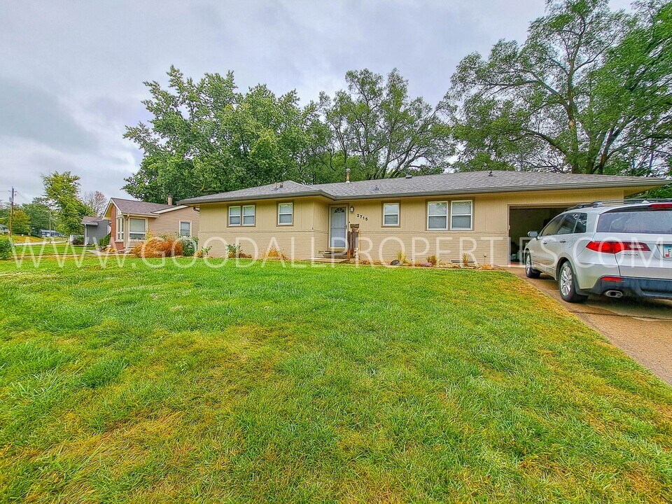 2715 Meadow Ln in West Des Moines, IA - Building Photo
