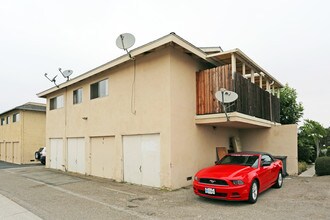 7330 Corsican Dr in Huntington Beach, CA - Foto de edificio - Building Photo