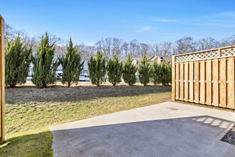 64 Scotch Cap Rd in Waterford, CT - Building Photo - Building Photo